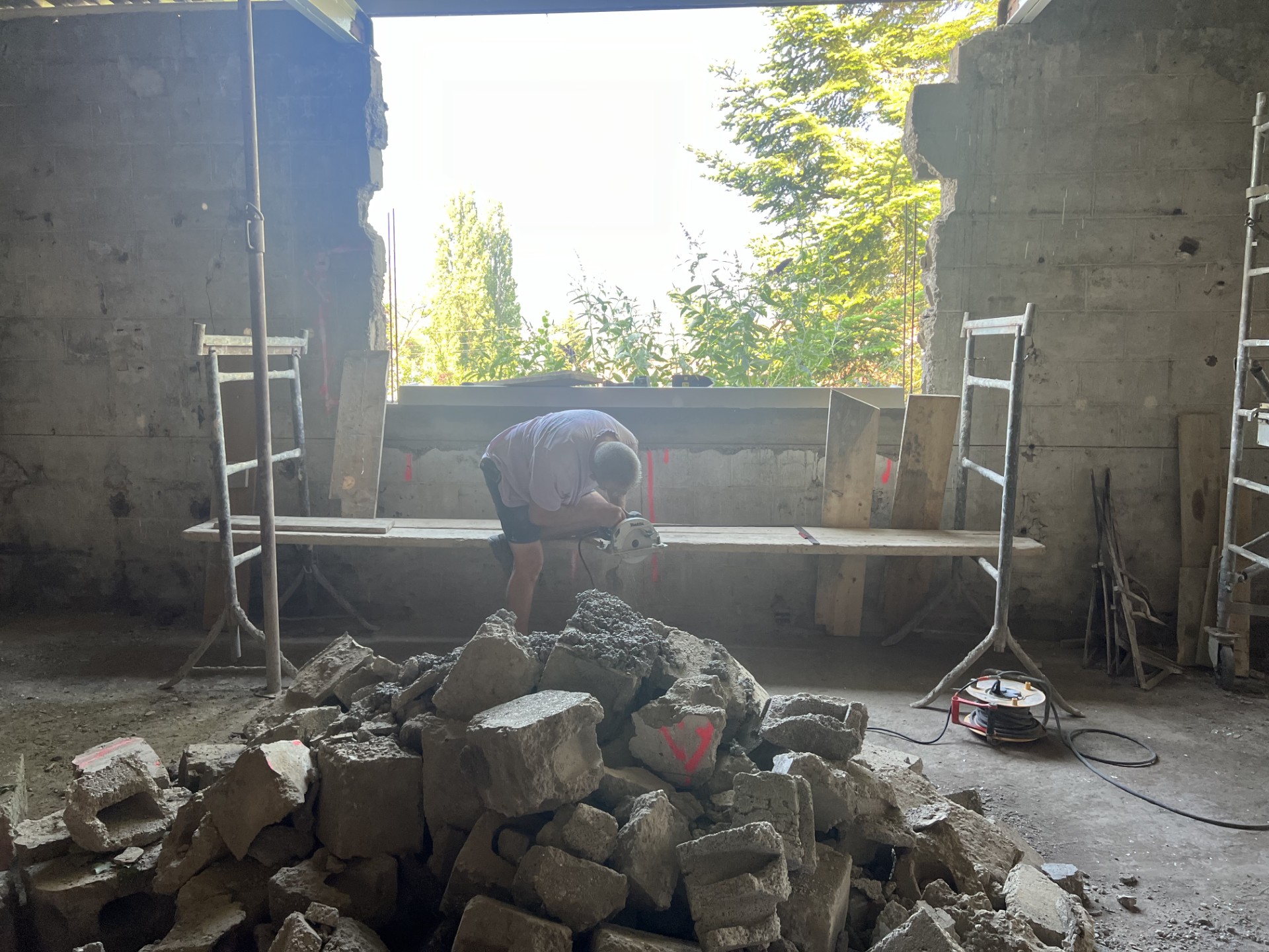 Création d'une ouverture pour fenêtre avec linteau en béton
